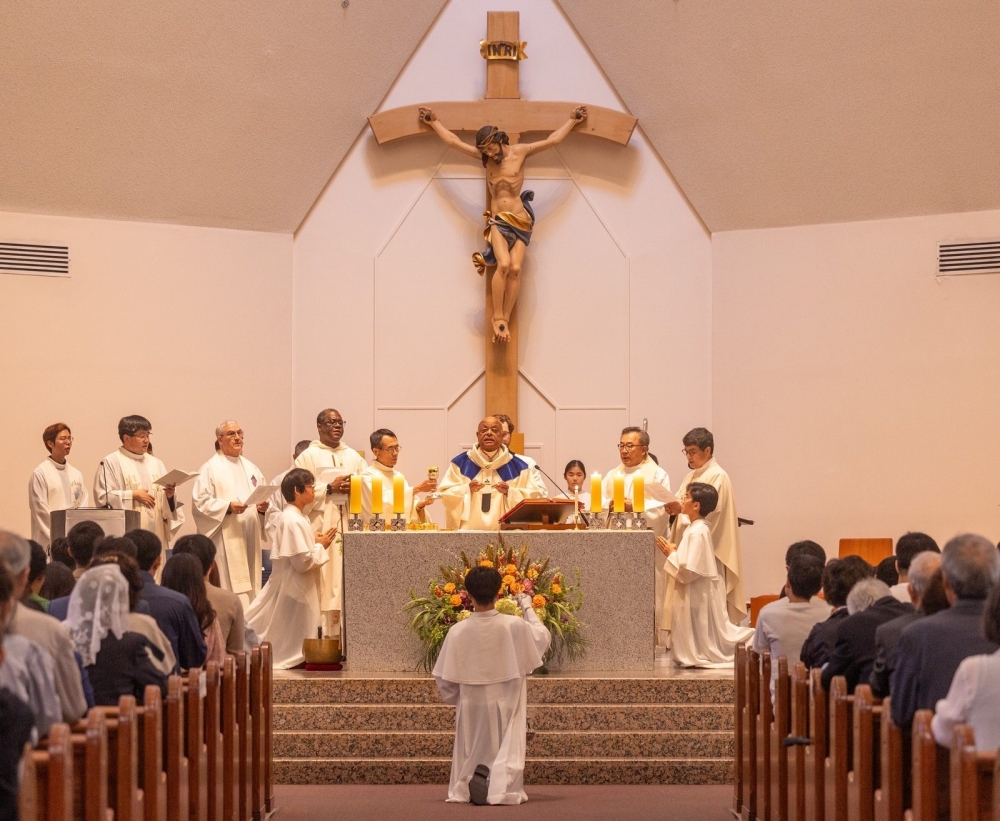 Washington Cardinal Wilton Gregory celebrates a 50th anniversary Mass for St. Andrew Kim Parish in Olney, Maryland, on Sept. 29, 2024, joined by participating clergy. (Catholic Standard photo by Mihoko Owada)