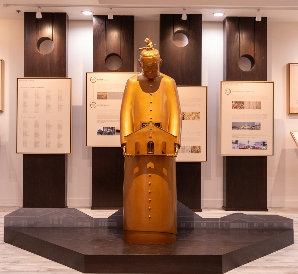 A statue near the entrance of St. Andrew Kim Church in Olney, Maryland, depicts the parish’s patron saint, the first Korean priest and martyr. A large painting near the church’s sanctuary depicts the 103 Korean martyrs including St. Andrew Kim who were canonized by Pope St. John Paul II in 1984. (Catholic Standard photos by Mihoko Owada)